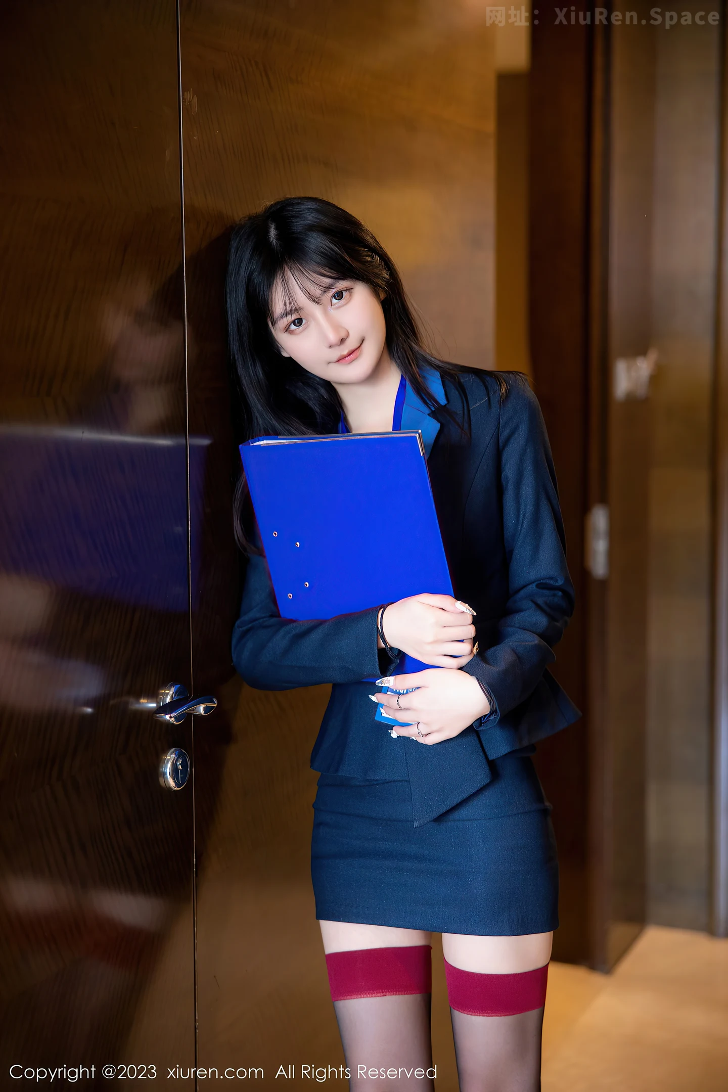 图片[6]-[XiuRen秀人网] 2023.03.13 VOL.6407 谢小蒽 黑色OL制服与紫色蕾丝内衣加黑丝美腿性感私房写真集-秀人网官方网站